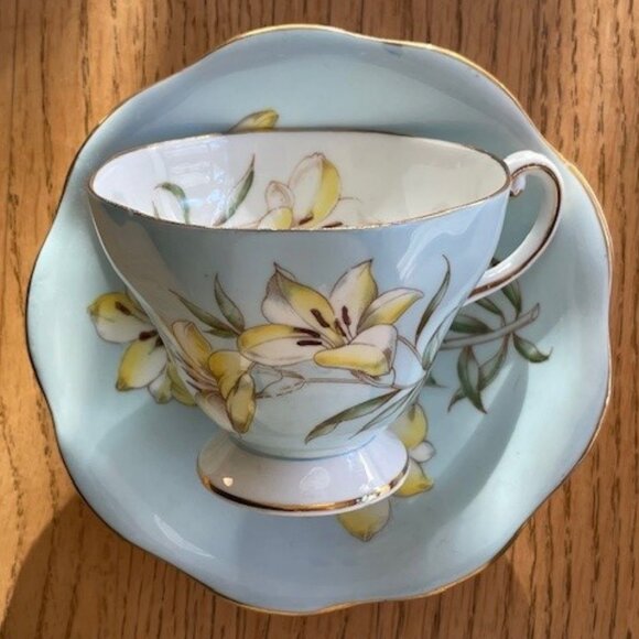 Vtg. FOLEY LILIUM REGALE TEA CUP & SAUCER Light Blue, Hand Painted Yellow Lily - Picture 2 of 12